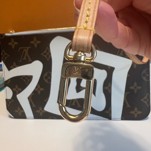 LouisVuitton Tahitienne Cities pouch destination collection. Knokke Belgium. - Picture 5 of 10